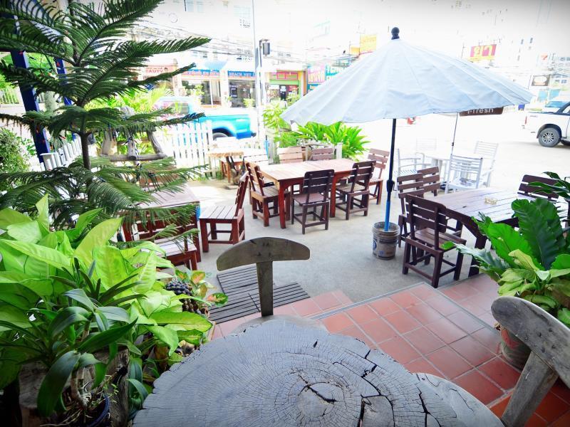 The Famous House - Jomtien Hotel Exterior foto