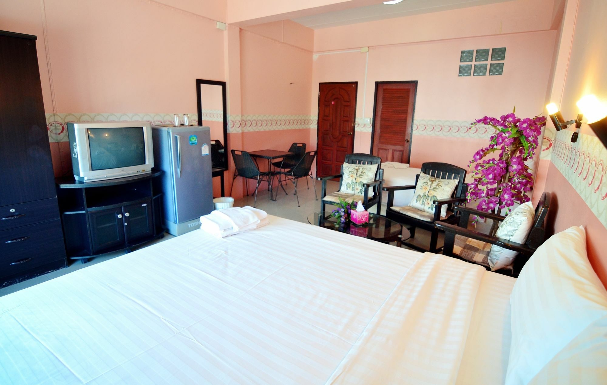 The Famous House - Jomtien Hotel Exterior foto