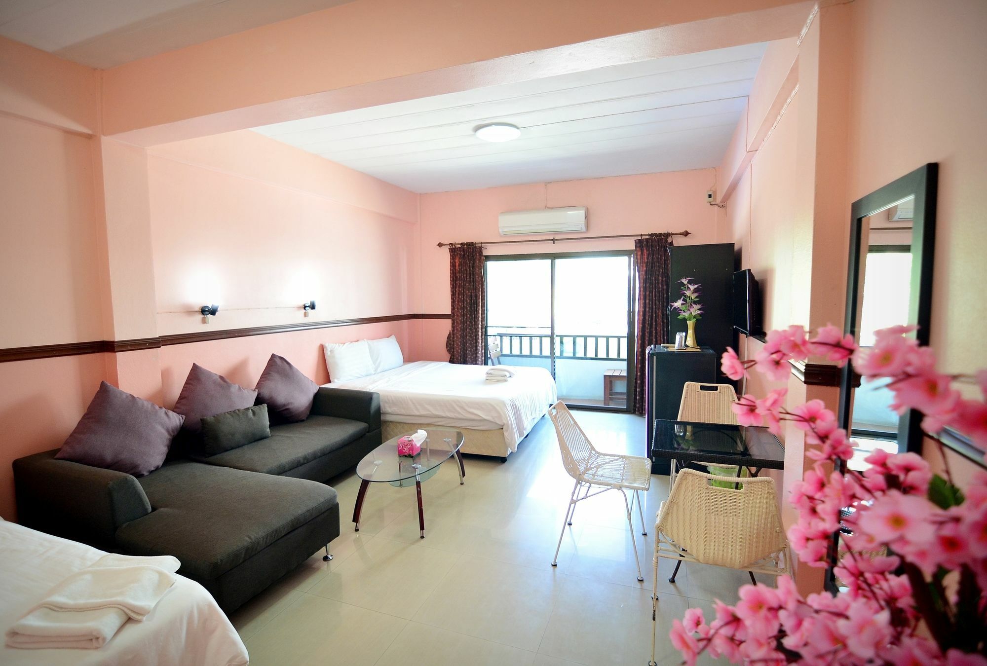 The Famous House - Jomtien Hotel Exterior foto